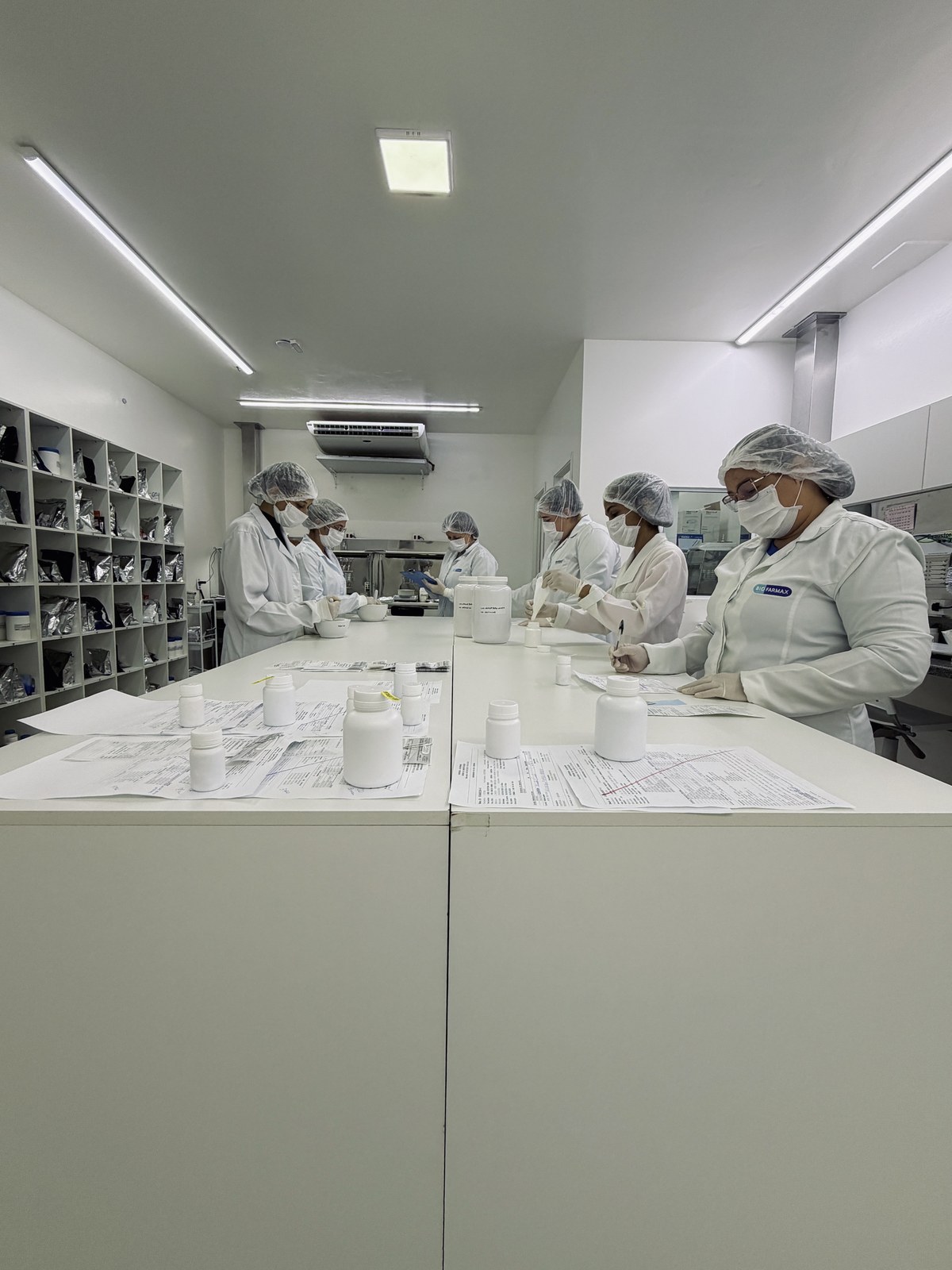 Farmacêutico manipulando fórmulas no laboratório Biofarmax